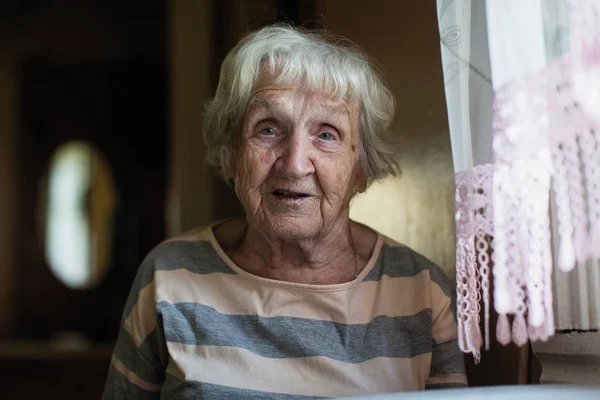 Portret Van Een Russische Vrouw Van Gepensioneerde Aan Tafel Huis — Stockfoto