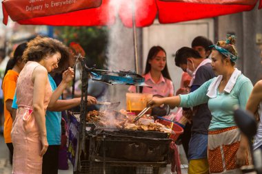 Bangkok, Tayland - 30 Mar 2016: Sokak gıda, şehrin merkezi bölgelerinden birinde canlı bir ticaret. Bangkok'ta 16.000 kayıtlı sokak satıcıları olduğunu.