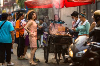 Bangkok, Tayland - 30 Mar 2016: Sokak gıda, şehrin merkezi bölgelerinden birinde canlı bir ticaret. Bangkok'ta 16.000 kayıtlı sokak satıcıları olduğunu.