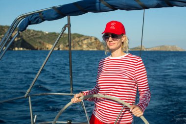 Methana, Yunanistan - 7 Ekim 2018: Denizciler 20 Ellada sonbahar 2018 Yunan Adası arasında grup Ege Denizi'nde Cyclades ve Saronic Gulf Yelkenli katılmak.