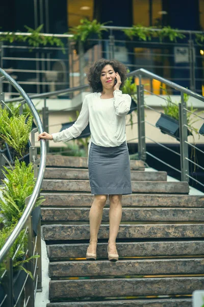 Aziatische Vrouw Praten Telefoon Staande Trap — Stockfoto