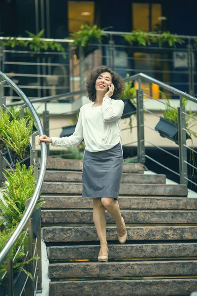 アジア女性の電話 階段の上に立っての話 — ストック写真