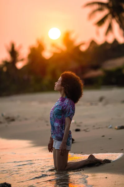 Blandad Ras Kvinna Tropisk Strand Fantastisk Solnedgång — Stockfoto