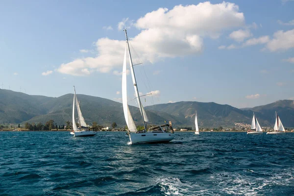 Yacht Alla Regata Vela Navigare Nel Vento Tra Onde Del — Foto Stock