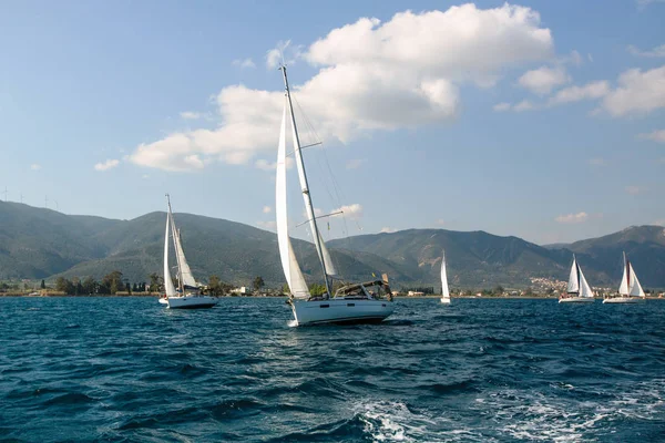 Yelkenli Yatlar Denizin Dalgaları Aracılığıyla Rüzgar Yelken — Stok fotoğraf