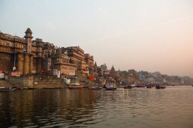Varanasi, Hindistan - 21 Mar 2018: Sabahın erken saatlerinde kutsal Ganj Nehri kıyısında. Efsaneye göre şehrin yaklaşık 5000 yıl önce Tanrı Shiva tarafından kuruldu.