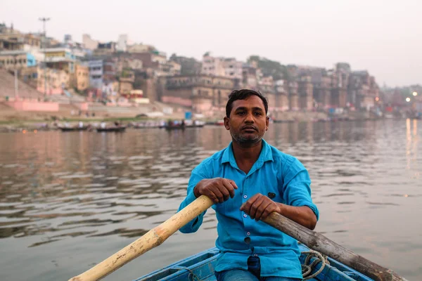Varanasi Índia Mar 2018 Barqueiros Rio Ganga Uma Das Cidades — Fotografia de Stock