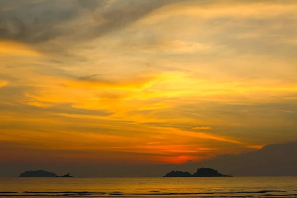 在海岸上惊人的日落后的暮色天空 — 图库照片