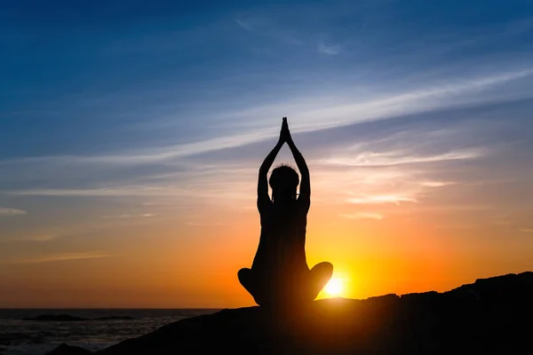 Silhouet Jonge Meditatie Vrouw Beoefenen Van Yoga Het Strand Bij — Stockfoto