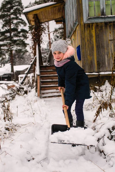 Schattig Meisje Reinigt Sneeuw Aan Schop Buurt Van Het Landhuis — Stockfoto