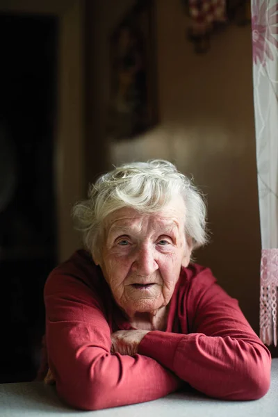 Yaşlı Bir Bayan Mutfak Masasında Oturuyor — Stok fotoğraf