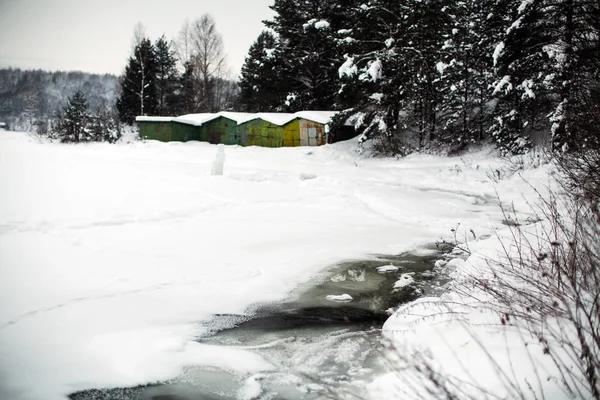 Frusna Floden Täckt Med Och Snö Byn Vintern — Stockfoto