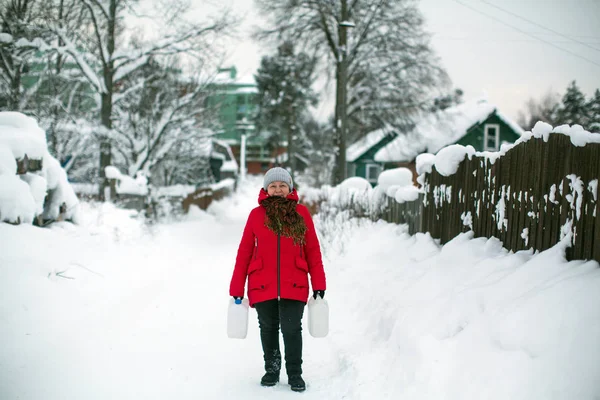 Mulher Rua Aldeia Russa Inverno Nevado — Fotografia de Stock