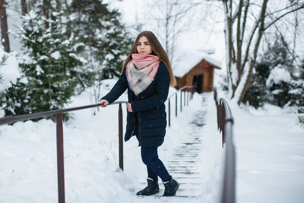 Портрет Девочки Подростка Открытом Воздухе Удивительной Зимой — стоковое фото