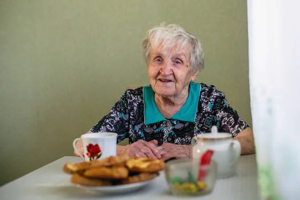 Ηλικιωμένη Γυναίκα Πίνοντας Τσάι Στην Κουζίνα — Φωτογραφία Αρχείου