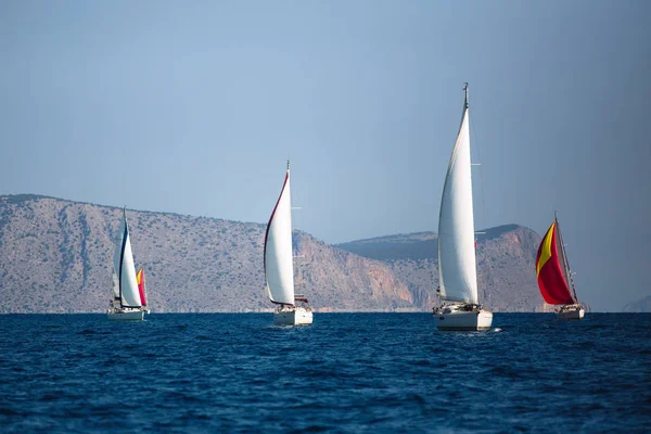 冒险和豪华假期 帆船在爱琴海的帆船游艇赛马会上航行 — 图库照片