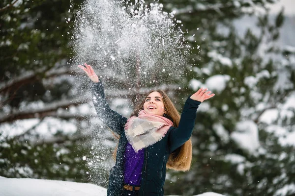 驚くべき冬の雪と遊ぶ美しい少女 — ストック写真