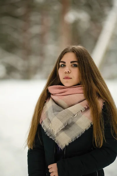 Retrato Uma Menina Brincando Com Neve Inverno — Fotografia de Stock