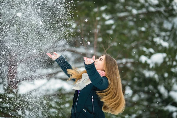 驚くべき冬の雪と遊ぶ美しい少女 — ストック写真