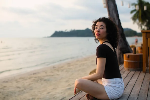 Giovane Donna Razza Mista Seduta Sulla Spiaggia Tropicale — Foto Stock