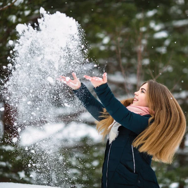 驚くべき冬の雪と遊ぶかわいい十代の少女 — ストック写真