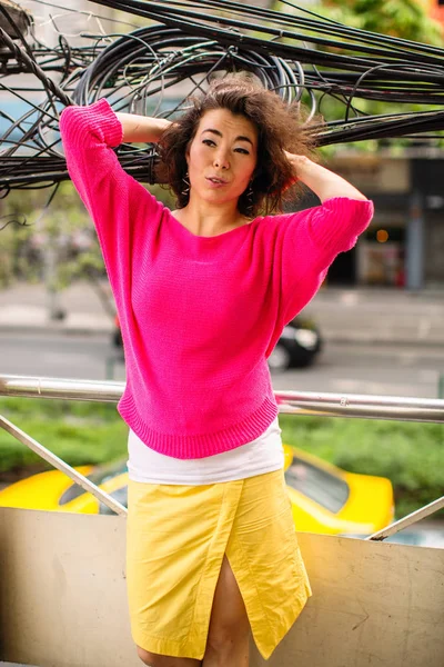 Mujer Asiática Retrato Urbano Entre Los Cables — Foto de Stock