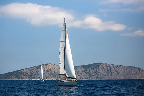 Ελλάδα Ιστιοπλοϊκό Σκάφος Στο Αιγαίο Πέλαγος Πολυτελή Κρουαζιέρα Yachting — Φωτογραφία Αρχείου