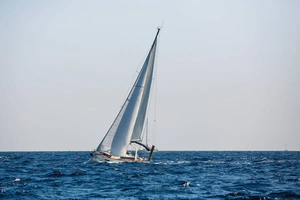 Sailing Yacht Boat Glides Sea — Stock Photo, Image