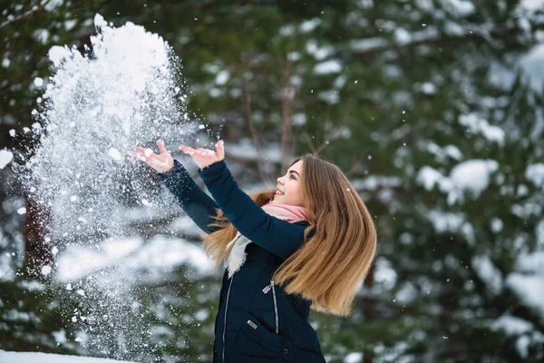 Menina Adolescente Brincando Com Neve Inverno Incrível — Fotografia de Stock