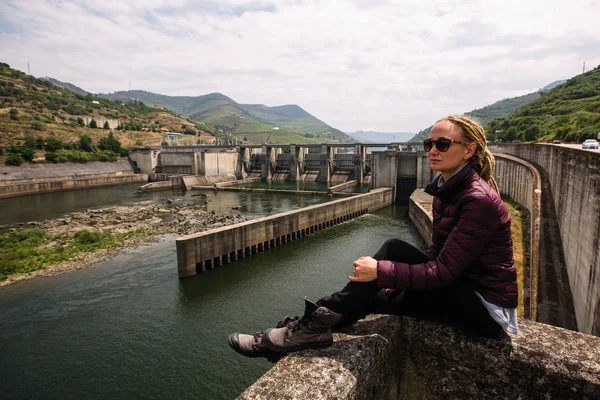 Femme Assise Près Une Vieille Centrale Hydroélectrique — Photo