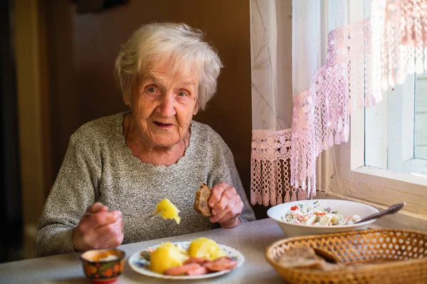 Bir Yaşlı Kadın Portre Onun Evinde Akşam — Stok fotoğraf