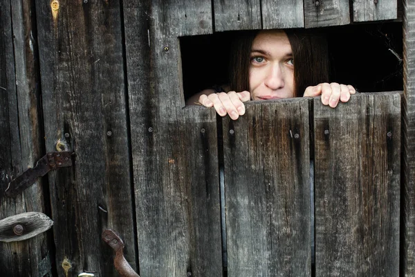 Donna Guarda Fuori Dalle Finestre Del Capanno Legno — Foto Stock