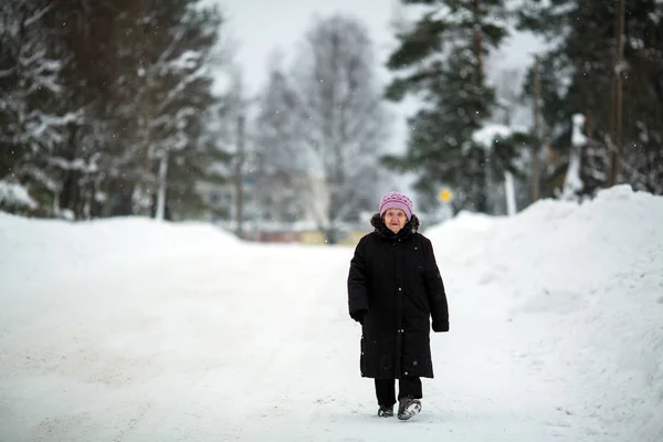 Postarší Důchodce Žena Chůze Ulicí Zasněžené Zimní Vesnice — Stock fotografie