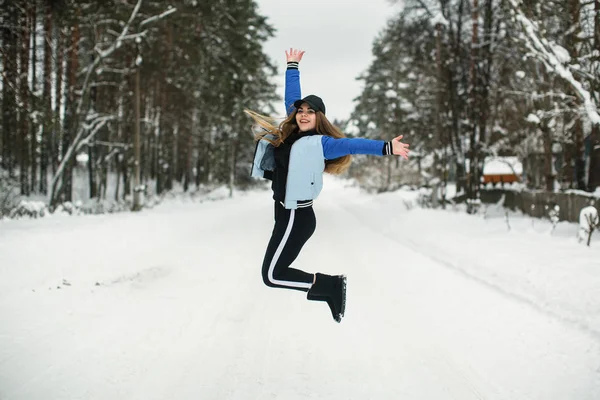 Tini Lány Ugrás Utcán Snowly Télen — Stock Fotó