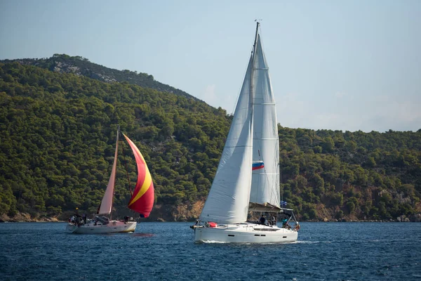 ポロス島 ギリシャ 2018 ヨットがセーリング レガッタ Cyclades とサロニコス湾で エーゲ海のギリシャの島の間で Ellada 2018年グループに参加します — ストック写真