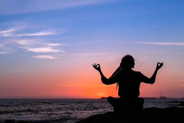 Yoga Siluet Meditasyon Kadın Inanılmaz Alacakaranlık Sırasında Deniz Sahilde — Stok fotoğraf