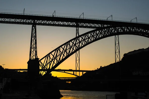 Şafaktan Önce Porto Portekiz Köprü Dom Luis Silüeti — Stok fotoğraf