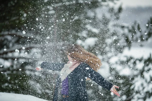 Смішна Дівчина Грає Снігом Дивовижному Зимовому Парку — стокове фото