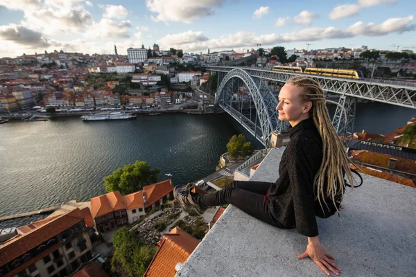 Mladá Žena Centru Porto Portugalsko — Stock fotografie