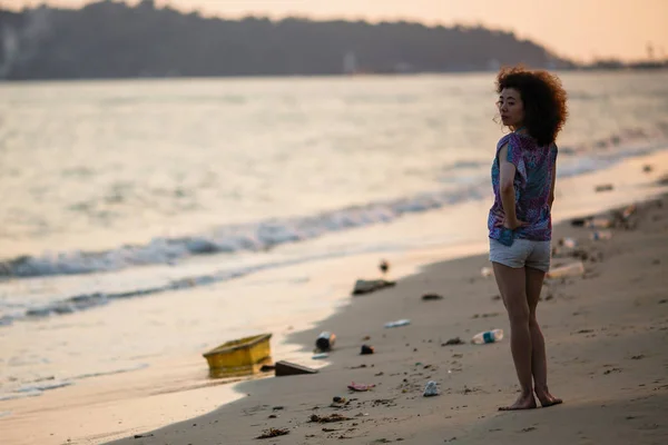 Femme Asiatique Sur Une Plage Tropicale Polluée Problème Environnemental — Photo