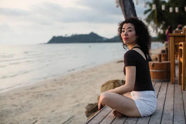 Junge Asiatische Frau Sitzt Tropischen Strand Stockfoto