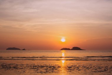 Deniz Sahil üzerinde şaşırtıcı günbatımı. Alacakaranlık.