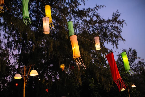Китайские Фонари Вешаются Деревьях Ночью — стоковое фото