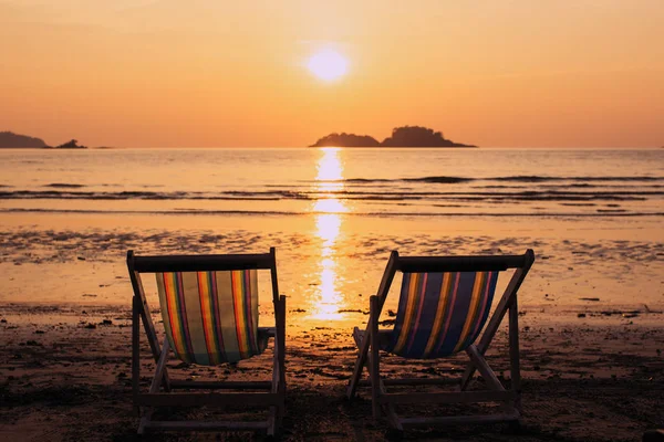 Coppia Sdraio Crepuscolo Sulla Spiaggia Mare — Foto Stock