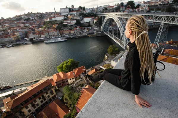 妇女与金发碧眼的卷发坐在杜罗河和 Dom Luis 桥梁前面 波尔图 葡萄牙 — 图库照片