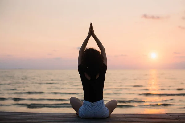 Yoga Meditazione Silhouette Ragazza Sul Mare Durante Tramonto — Foto Stock