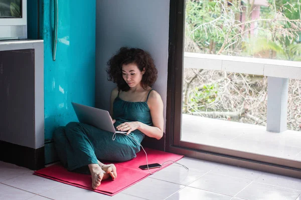 Gemengd Ras Vrouw Freelance Met Laptop Aziatische Bungalow — Stockfoto