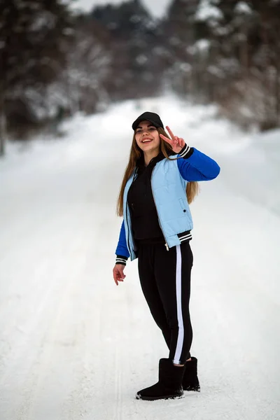 Adolescente Menina Full Length Retrato Rua Inverno Nevado — Fotografia de Stock