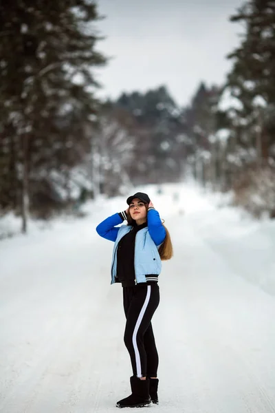 Teen Dziewczyna Portretu Pełnometrażowego Ulicy Mroźną Zimę — Zdjęcie stockowe