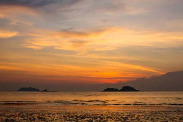 Atemberaubender Abendhimmel Über Der Meeresküste — Stockfoto